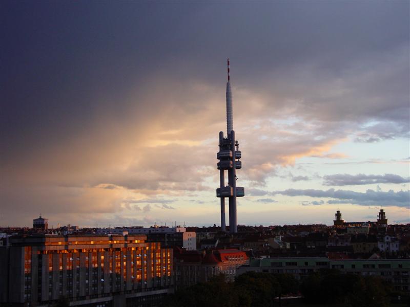 Žižkovská televizní věž je jednou z dominant Prahy